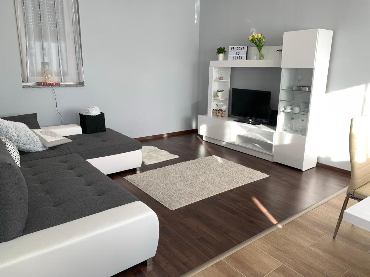 Modern Two Bedroom Flat With Balcony Lenti Exterior foto