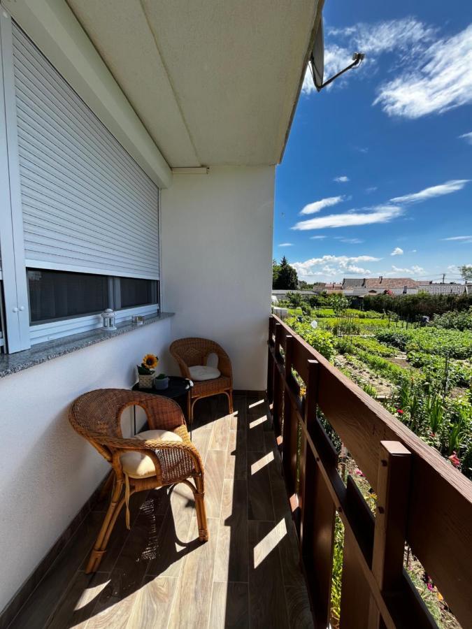 Modern Two Bedroom Flat With Balcony Lenti Exterior foto